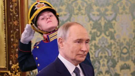 Der russische Präsident Wladimir Putin vor einem salutierenden Soldaten. 