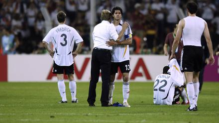 Sie hatten einen Traum. Bundestrainer Jürgen Klinsmann tröstet seinen Kapitän Michael Ballack nach der Niederlage gegen Italien.