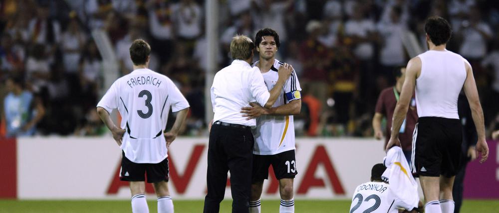 Sie hatten einen Traum. Bundestrainer Jürgen Klinsmann tröstet seinen Kapitän Michael Ballack nach der Niederlage gegen Italien.