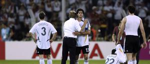 Sie hatten einen Traum. Bundestrainer Jürgen Klinsmann tröstet seinen Kapitän Michael Ballack nach der Niederlage gegen Italien.