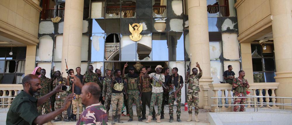 Sudanesische Soldaten feiern die Einnahme des Präsidentenpalastes