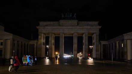 Berlin beteiligt sich an der weltweiten Aktion «Earth Hour» und schaltet das Licht am Brandenburger Tor aus. (Archivbild)