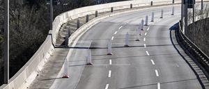 Nicht einmal mehr einspurig. Die Vollsperrung der Ringbahnbrücke stellt Berlins Verkehrsinfrastruktur vor große Herausforderungen.