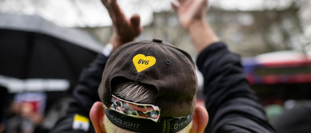 Ein Streikender trägt während eines ganztägigen Verdi-Warnstreiks bei den Berliner Verkehrsbetrieben eine Baseballmütze mit BVG-Logo.
