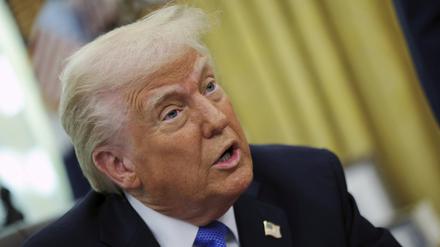 US-Präsident Donald Trump spricht während der Vorstellung des neuen Kampfjets F-47 im Oval Office des Weißen Hauses. Der US-Flugzeugbauer Boeing habe den Auftrag für diesen Kampfjet der sechsten Generation erhalten. 