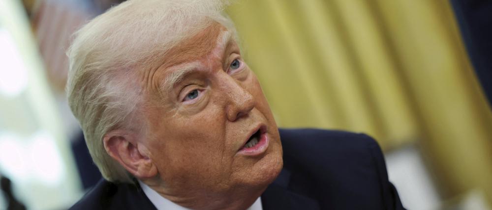 US-Präsident Donald Trump spricht während der Vorstellung des neuen Kampfjets F-47 im Oval Office des Weißen Hauses. Der US-Flugzeugbauer Boeing habe den Auftrag für diesen Kampfjet der sechsten Generation erhalten. 