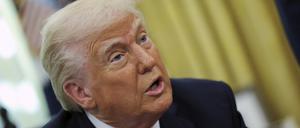 US-Präsident Donald Trump spricht während der Vorstellung des neuen Kampfjets F-47 im Oval Office des Weißen Hauses. Der US-Flugzeugbauer Boeing habe den Auftrag für diesen Kampfjet der sechsten Generation erhalten. 