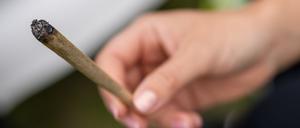 In Berlin sind in mehr als 170 Fällen bereits verhängte Strafen wegen Verstößen mit Marihuana oder Haschisch erlassen worden. (Symbolbild)
