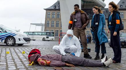 Die Kommissare Louma Shapiro (Marie-Lou Sellem, rechts), Pierre Didier (Miguel Francisco, 2. von links) und Michelle Wouters (Maéva Marie Mathilde Roth, 2. von rechts) ermitteln im Fall des getöteten Fotomodells Jean-Baptiste Kalemba (Pahuni Kongolo Kakesse.