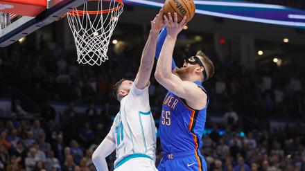 Isaiah Hartenstein (r.) holte gegen Charlotte bereits sein 26. Double-Double aus Punkten und Rebounds.