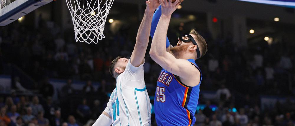 Isaiah Hartenstein (r.) holte gegen Charlotte bereits sein 26. Double-Double aus Punkten und Rebounds.
