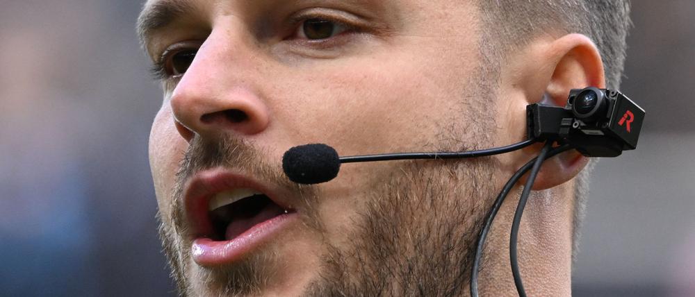 Neue Innovation bei Fußball-Übertragungen: Die RefCam am Ohr des Schiedsrichters.