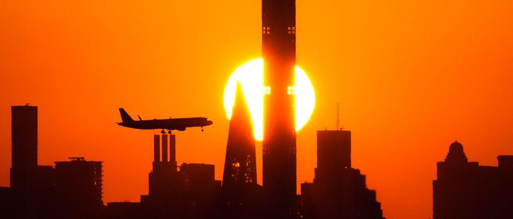 Flugzeug vor der Skyline: Für einige Reisende platzt der Traum vom US-Urlaub. (Archivbild)