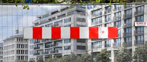 Berlins Stadtentwicklungssenator Sebastian Scheel hält auch nach dem Aus für den Mietendeckel mehr staatliche Eingriffe in den Wohnungsmarkt für nötig - und zwar bundesweit. „Regulierung ist auf der Tagesordnung“, sagte der Linke-Politiker am Donnerstag im Berliner Abgeordnetenhaus. „Wir müssen dafür sorgen, dass die Marktkräfte nicht einfach schrankenlos walten können. Und dafür brauchen wir einen Regulierungsrahmen, der diesen Namen auch verdient“, sagte Scheel. 
