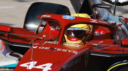 Erster Sieg im Ferrari. Der britische Pilot Lewis Hamilton feiert nach seinem Sprintrennen. 