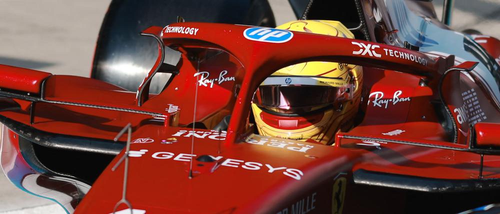 Erster Sieg im Ferrari. Der britische Pilot Lewis Hamilton feiert nach seinem Sprintrennen. 
