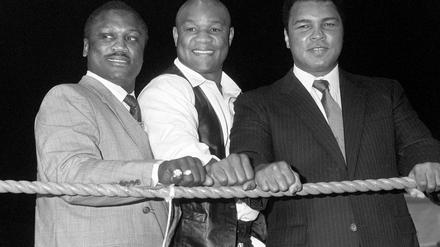 George Foreman zwischen Frazier und Ali.