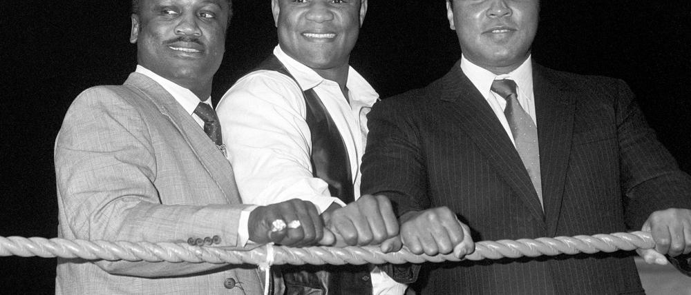 George Foreman zwischen Frazier und Ali.