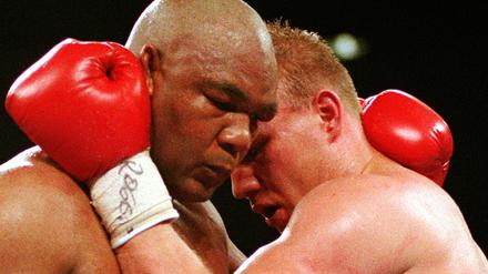 Für Axel Schulz (r) war der Kampf gegen George Foreman „das Größte“.