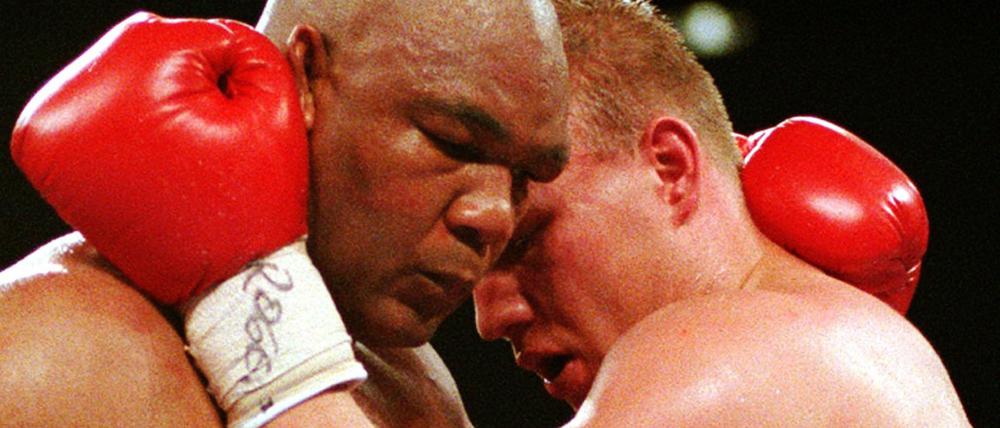 Für Axel Schulz (r) war der Kampf gegen George Foreman „das Größte“.