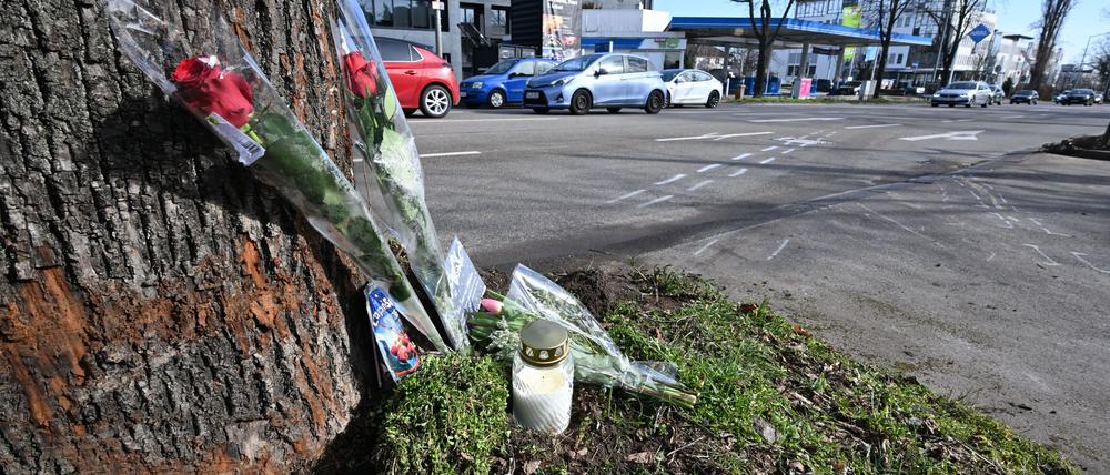 An der Unfallstelle haben Menschen Blumen und eine Kerze abgelegt.