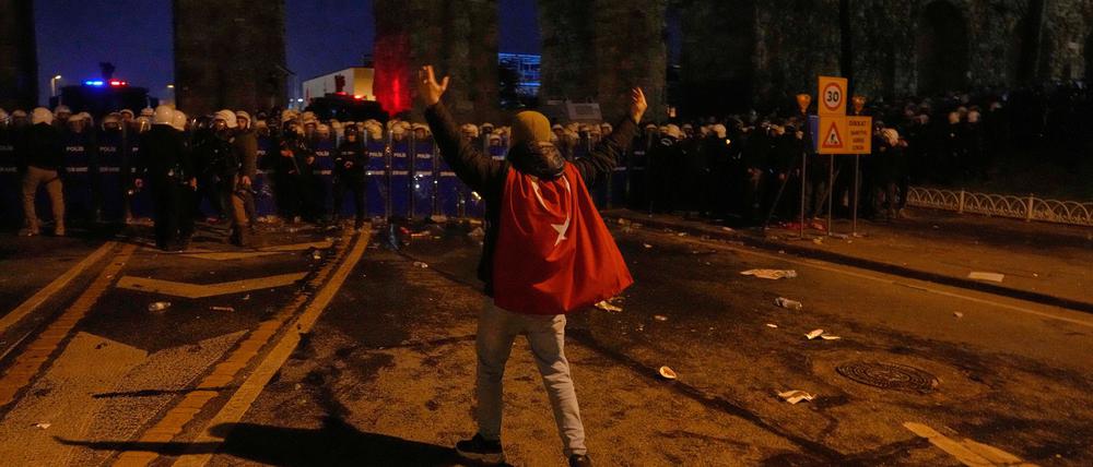 Bei landesweiten Protesten in der Türkei allein am Freitagabend sind mehr als 340 Menschen festgenommen worden.