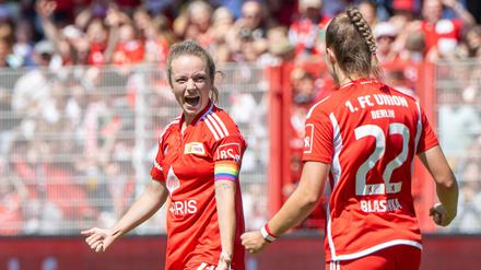 So kann es weitergehen. Lisa Heiseler (l.) jubelt gemeinsam mit Anouk Blaschka.