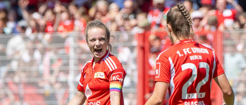 So kann es weitergehen. Lisa Heiseler (l.) jubelt gemeinsam mit Anouk Blaschka.