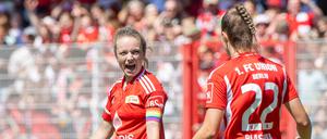 So kann es weitergehen. Lisa Heiseler (l.) jubelt gemeinsam mit Anouk Blaschka.