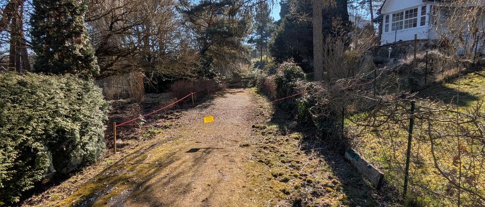 Der Uferweg am Groß Glienicker See. Ein neues Flatterband sperrt ihn an dieser Stelle.