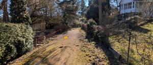Der Uferweg am Groß Glienicker See. Ein neues Flatterband sperrt ihn an dieser Stelle.