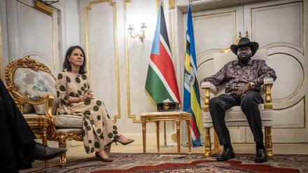 Archivbild: Annalena Baerbock (Bündnis90/Die Grünen), Außenministerin, traf im Januar vor einem Jahr Salva Kiir Mayardit, Präsident des Südsudan, für ein Gespräch.