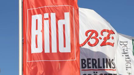 Fahnen von BILD, BZ, Berliner Morgenpost und Berliner Woche am Axel Springer Druckhaus in Berlin-Spandau  