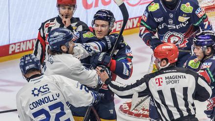 Meinungsverschiedenheiten auf dem Eis: Hoch her ging es bei den Eisbären Berlin (in Blau) im Spiel gegen Straubing.