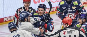 Meinungsverschiedenheiten auf dem Eis: Hoch her ging es bei den Eisbären Berlin (in Blau) im Spiel gegen Straubing.