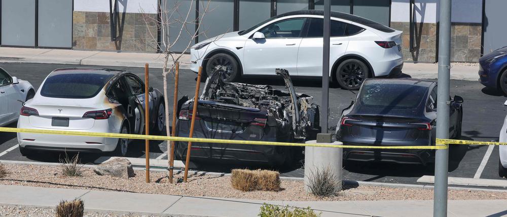 Verbrannte Teslas an einem Tesla-Standort (Symbolbild)