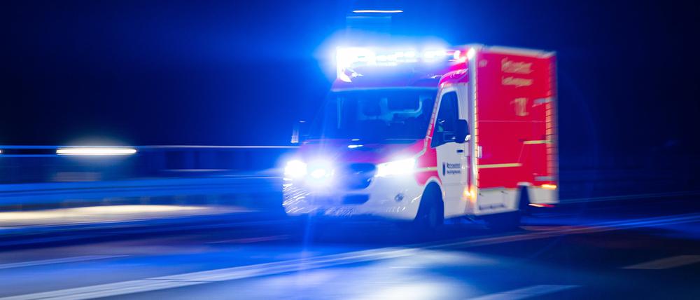 Ein Rettungswagen fährt mit Blaulicht zu einem Einsatz. (Symbolbild)