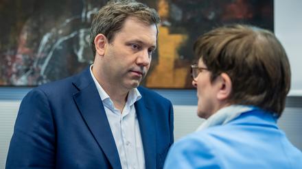 Lars Klingbeil (l.), SPD-Fraktionschef und Bundesvorsitzender, spricht vor einer Fraktionssitzung mit seiner Co-Vorsitzenden Saskia Esken.