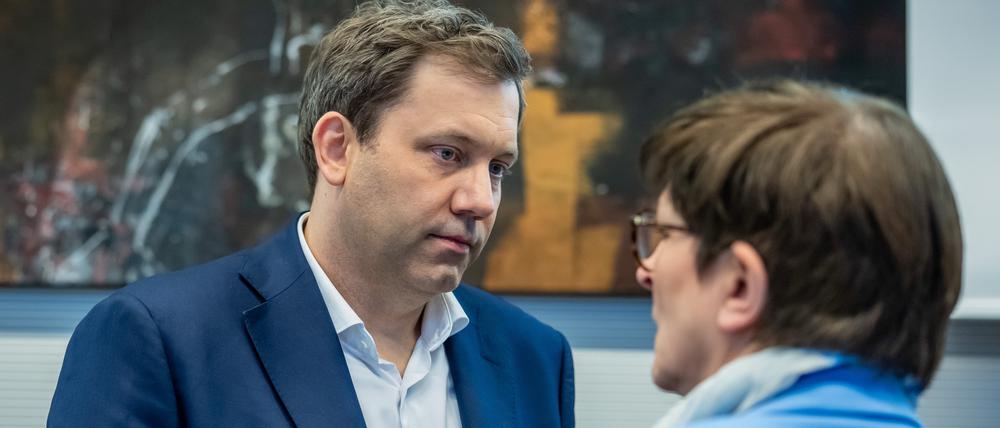 Lars Klingbeil (l.), SPD-Fraktionschef und Bundesvorsitzender, spricht vor einer Fraktionssitzung mit seiner Co-Vorsitzenden Saskia Esken.