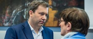 Lars Klingbeil (l.), SPD-Fraktionschef und Bundesvorsitzender, spricht vor einer Fraktionssitzung mit seiner Co-Vorsitzenden Saskia Esken.