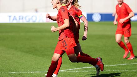 Pernille Harder und ihre Kolleginnen jubeln.