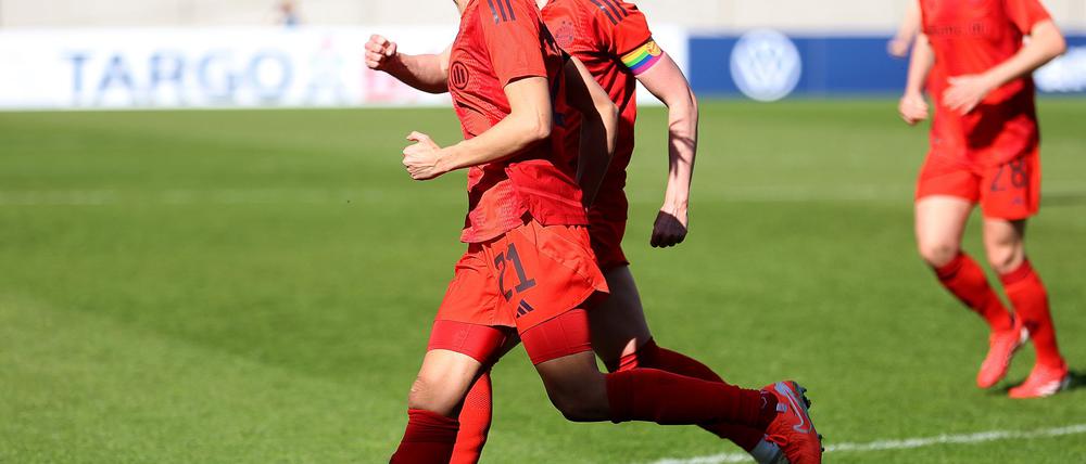 Pernille Harder und ihre Kolleginnen jubeln.