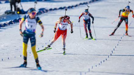 Franziska Preuß (r) hat im Zielsprint das Nachsehen und wird Fünfte.