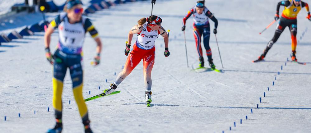 Franziska Preuß (r) hat im Zielsprint das Nachsehen und wird Fünfte.