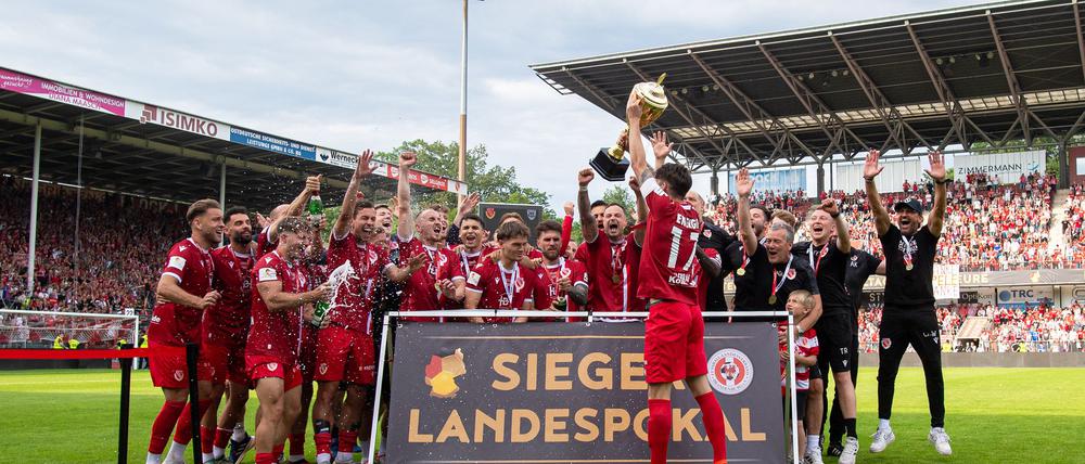 Energie Cottbus wird in diesem Jahr den Pokal nicht in die Höhe stemmen.