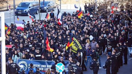 Hunderte Menschen versammeln sich zu einer rechtsextremistischen Demo in Berlin-Friedrichshain.