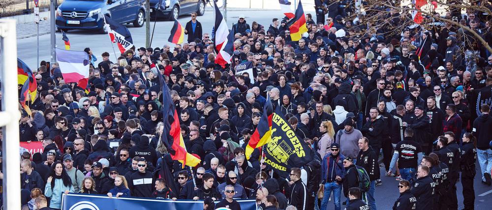 Hunderte Menschen versammeln sich zu einer rechtsextremistischen Demo in Berlin-Friedrichshain.