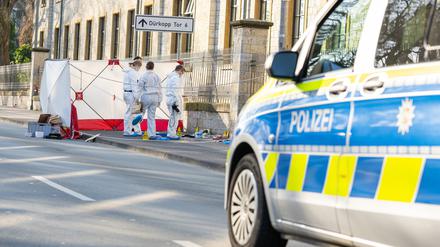 Die Spurensicherung der Polizei arbeitet am Tatort, wo bei einem Messerangriff zwei Personen schwer verletzt wurden.