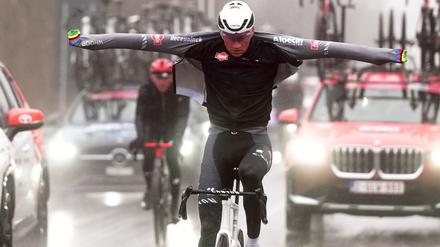 Mathieu van der Poel holt sich zum zweiten Mal den Sieg in Sanremo.