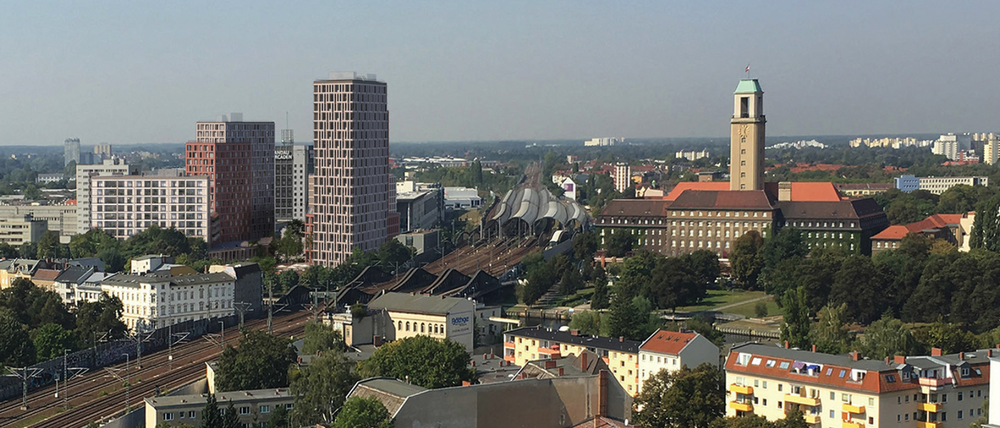 Hier der Blick aus Osten: Rechts der Rathausturm, in der Mitte das Bürohaus an der Bahntrasse.